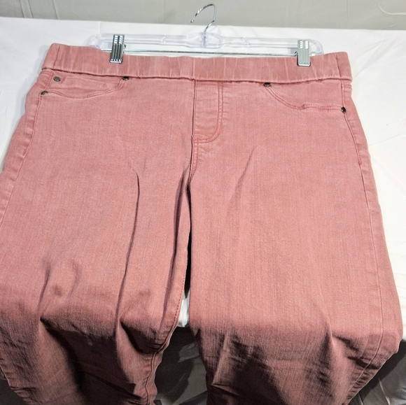 Liverpool Women's 34"x 21" Capri Coral/Roan Crop Elastic Mid-rise Pants - Picture 4 of 9